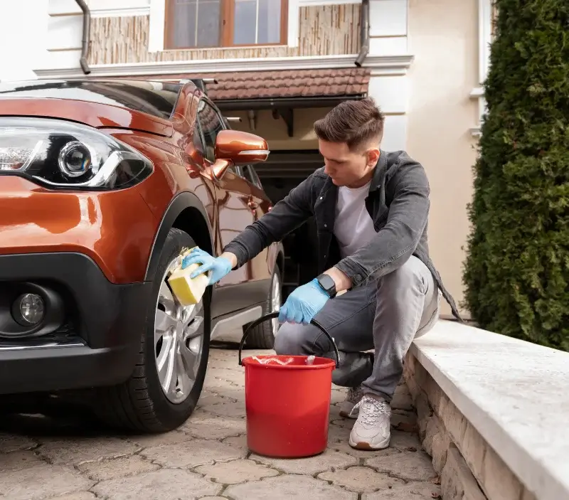 Lavage auto à domicile Saint-Paul-de-Vence : professionnel intervenant sur un véhicule